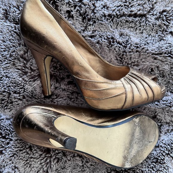 Steve Madden Metallic Gold Pumps - Picture 7 of 12